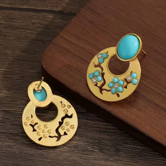 Elegant Gold and Turquoise Earrings - Picture 3 of 5